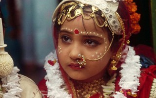 Bé gái 5 tuổi bị ép cưới để lấy may 