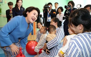 Đệ nhất phu nhân Hàn Quốc Kim Jung-sook thăm bệnh nhân nhi Triều Tiên