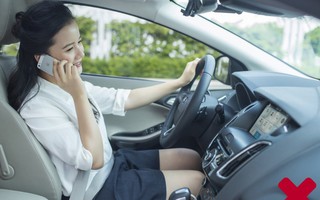 Nhắn tin, gọi điện khi đang lái xe giống như nhắm cả 2 mắt điều khiển ô tô
