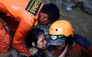 Đau đớn tìm người thân giữa những thi thể la liệt sau thảm họa ở Indonesia