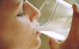Uống nước nóng giúp trẻ hóa