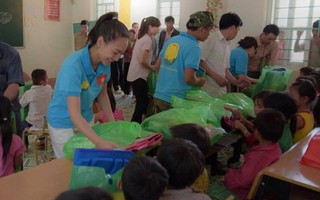 Hoa hậu châu Á Valentines Vân Nguyễn tặng quà 1/6 cho trẻ em vùng cao