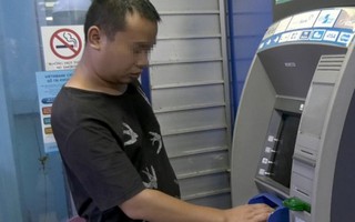 Hàng loạt khách hàng Vietinbank bị một kẻ dùng thiết bị đánh cắp mật khẩu thẻ ATM rút trộm tiền
