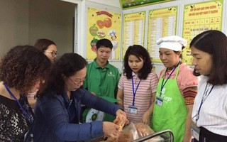Phụ huynh giám sát bữa ăn cho học sinh trong các trường học
