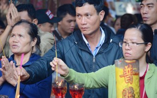 Hàng ngàn người đội nắng đi lễ chùa Ngọc Hoàng rằm tháng Giêng