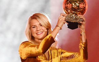 Lần đầu tiên nữ cầu thủ giành Quả bóng vàng của France Football