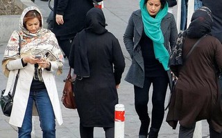 Bỏ mạng che mặt, một phụ nữ Iran bị phạt 2 năm tù