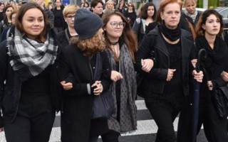 Phụ nữ Ba Lan mặc đồ đen biểu tình phản đối dự luật cấm phá thai