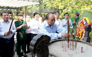 Thủ tướng viếng các anh hùng, liệt sĩ tại Quảng Trị