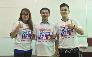 Nhóm phụ huynh tại TP HCM mặc đồng phục tuyên truyền chống ấu dâm