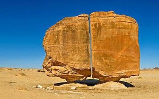 Bí ẩn khối đá 10.000 năm có vết cắt thẳng đứng 