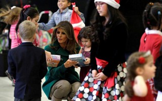 Bà Melania Trump quyên góp đồ chơi cho trẻ em nghèo đón Giáng sinh