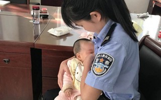 Xúc động cảnh nữ cảnh sát cho con phạm nhân bú sữa