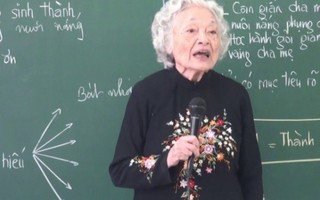 Rung động với "giờ học triệu view" của bà giáo gần 90 tuổi