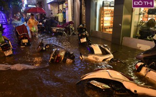 Hàng loạt xe máy bị sóng đánh đổ trong cơn mưa lớn ở Hà Nội