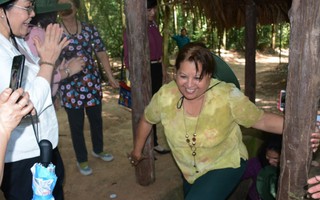 Tổng thư ký Liên đoàn Phụ nữ Cuba đội mũ tai bèo thăm địa đạo Củ Chi