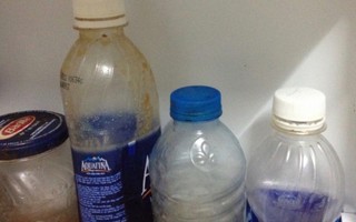 Con uống nhầm hóa chất cha mẹ để trong tủ lạnh