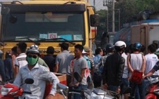Đà Nẵng: Một phụ nữ bị xe bồn cán nát chân