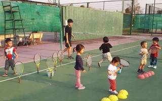 Cha mẹ sẵn sàng "ném tiền" cho con học tennis