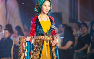 Các bộ váy áo dân tộc sặc sỡ của thí sinh Người mẫu thời trang