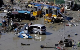  Người dân Indonesia tìm người thân mất tích vì động đất, sóng thần qua Facebook
