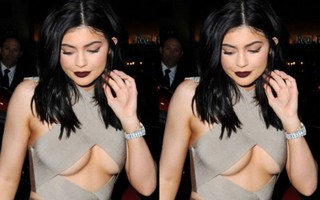 Kylie Jenner chữa cháy 'sự cố lộ hàng'