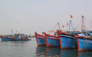 Quảng Bình: Cưỡng chế 1 số chủ tàu không chịu lên bờ tránh bão 