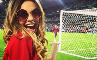 Vẻ đẹp cuồng nhiệt và ngọt ngào của các nữ cổ động viên bóng đá Nga 