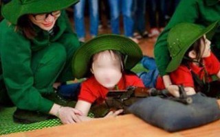 Phản đối dạy học sinh tiểu học ôm súng 