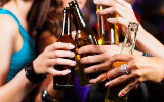 5 năm, tỉ lệ nữ giới uống rượu bia ở Việt Nam tăng gấp đôi
