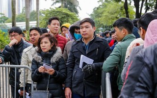 Cổ động viên xếp hàng trong giá lạnh để nhận vé mua online trận chung kết Việt Nam - Malaysia