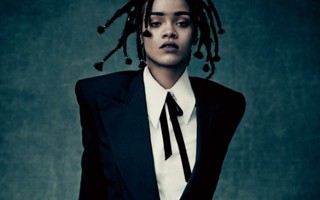 Rihanna bật khóc trên sân khấu