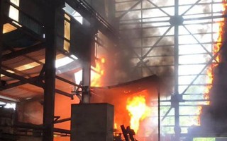 Cháy lò luyện thiếc ở Nghệ An, nhiều công nhân hoảng loạn thoát ra ngoài