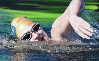 Nữ bệnh nhân ung thư lập kỷ lục bơi 4 lần qua Eo biển Manche