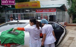  Người mẹ bại liệt kiên cường vượt cạn ngay trên taxi 