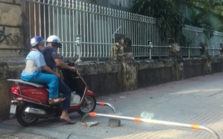 Người Sài Gòn vô tư lạng lách xe qua barie vỉa hè