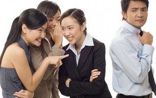 Bị đồng nghiệp đồn yêu người quen của sếp để dễ thăng tiến
