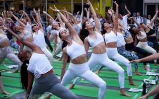Hàng nghìn người Mỹ tập Yoga đón ngày Hạ chí