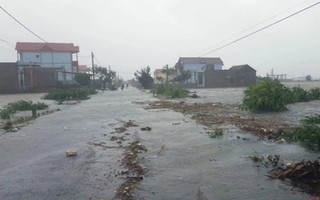 Quảng Bình: Bão số 10 làm 1 người chết, 70% nhà dân ven biển tốc mái
