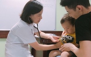 Tuyệt chiêu giúp con trẻ không sợ khi đi khám bệnh