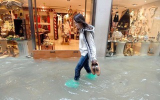 Thời tiết xấu hoành hành, Venice 'chìm' trong biển nước