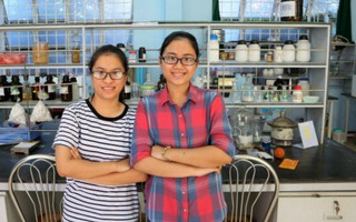 2 nữ sinh Quốc học Huế chế tạo túi sinh học kháng khuẩn, tự phân hủy