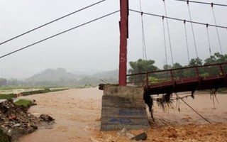 Hỗ trợ gia đình bị nạn do mưa lũ ở Lào Cai
