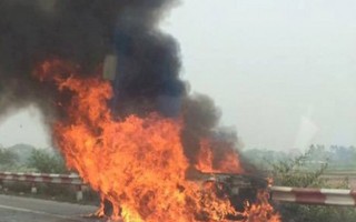 5 người thoát chết trong ôtô bốc cháy trên cao tốc Pháp Vân - Cầu Giẽ