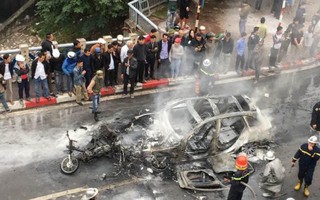 Hà Nội: Mercedes bị thiêu rụi, một phụ nữ tử vong vì va chạm giao thông