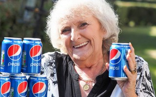 Bà cụ 64 năm không uống gì ngoài 4 lon nước ngọt mỗi ngày