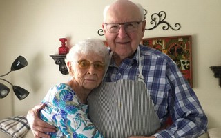 Cặp vợ chồng 98 tuổi 'bật mí" về hạnh phúc sau 75 năm kết hôn