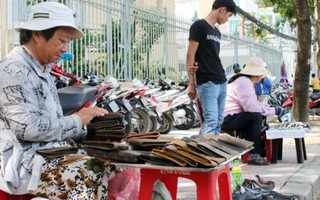 Nghe người phố giày đong đầy cùng quá khứ