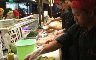 Đường đến viện không xa khi thưởng thức sushi lề đường