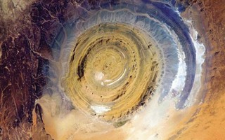 Bí ẩn vùng đất nhìn từ trên cao trông như mắt người ở sa mạc Sahara 